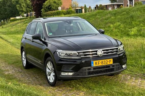 VW Tiguan 1.4 TSI Connected Series | Pano | LED|Trekhaak, Voorwielaandrijving, 125 pk, Zwart, 4 cilinders