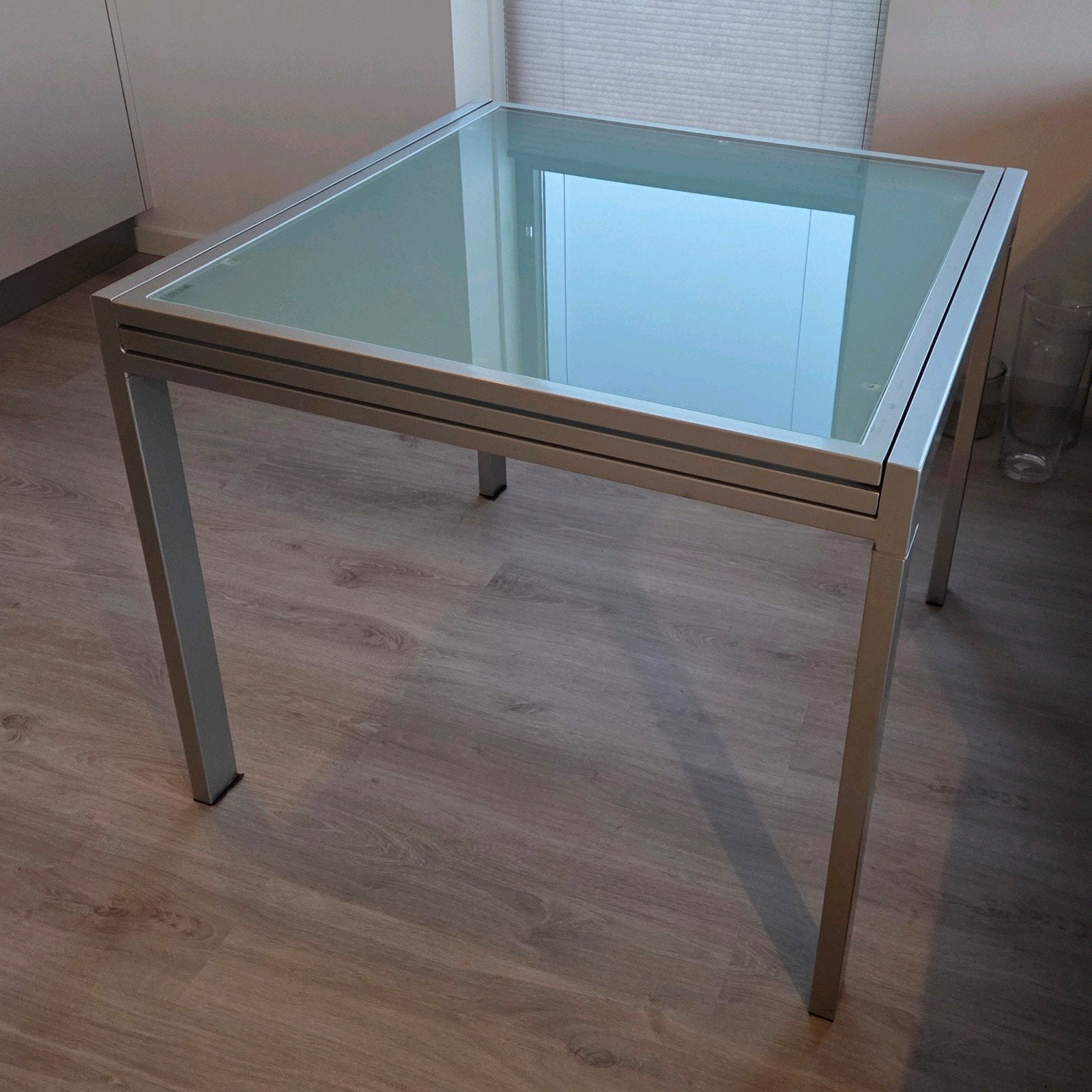 Uitschuifbare eettafel met melkglas en chromen poten, Ophalen, Gebruikt, Vierkant, 50 tot 100 cm