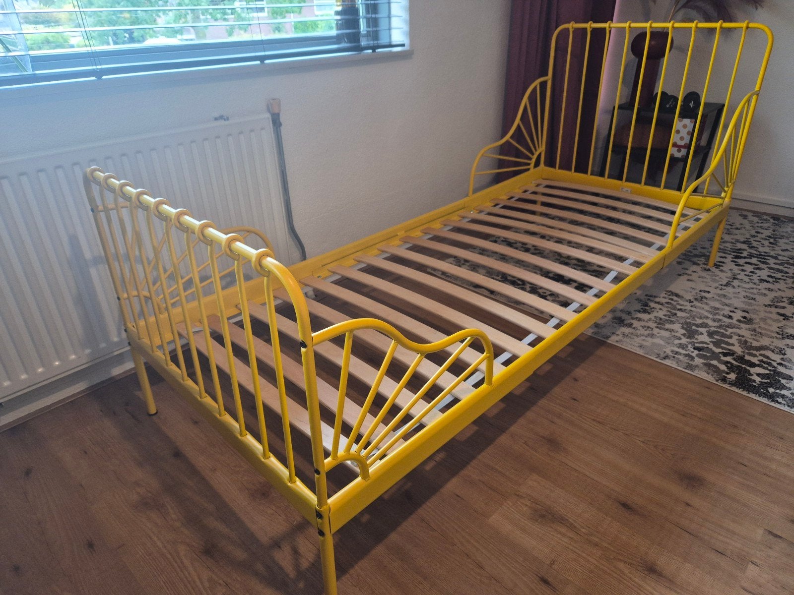 Geel kinderbed verstelbaar met lattenbodem (IKEA Minnen), Ophalen, 90 cm, 200 cm, Metaal