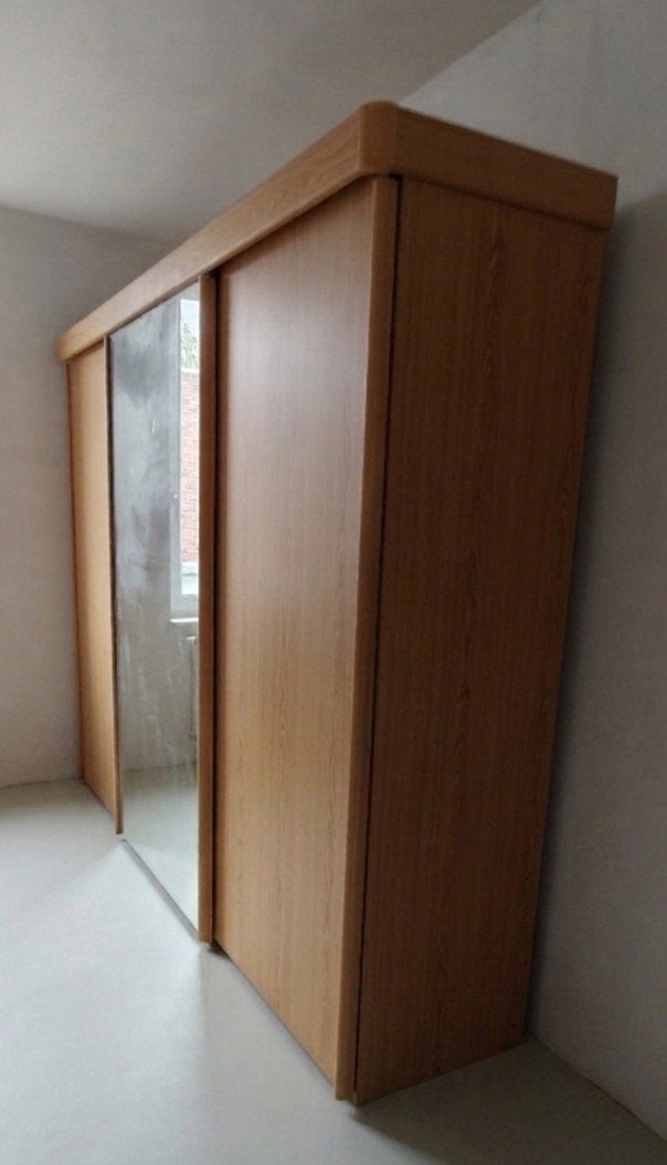 Grote degelijke houten kast met spiegel GRATIS!!, Huis en Inrichting, Kasten | Kledingkasten, Ophalen