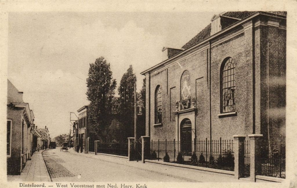 Dinteloord. - West Voorstraat met Ned. Herv. Kerk. - 1929 ge, Verzamelen, Verzenden, 1920 tot 1940, Gelopen, Noord-Brabant