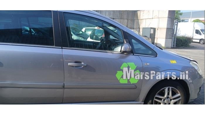 Portier 4Deurs rechts-voor van een Opel Zafira (Z163)