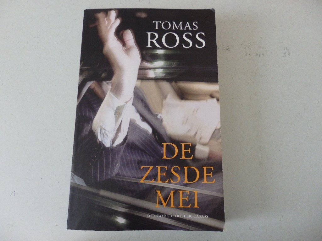 De zesde mei, Tomas Ross, Boeken, Thrillers, Ophalen of Verzenden, Zo goed als nieuw