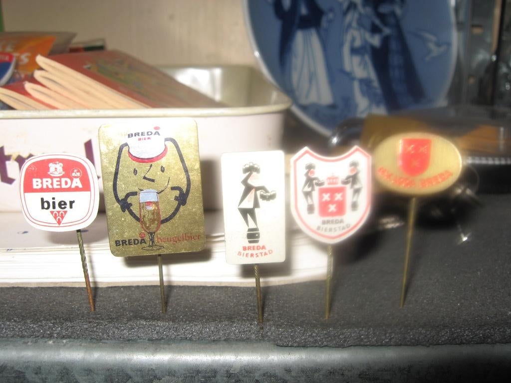 5 speldjes van Breda bier, Ophalen of Verzenden, Gebruikt, Merk, Speldje of Pin