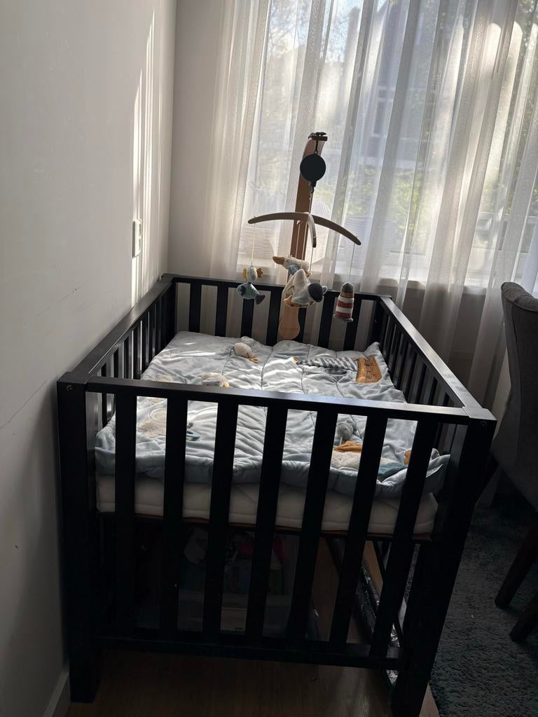 Zwart ledikant optioneel met mobiel, matras en speelkleed, Ophalen, Gebruikt, Overige typen