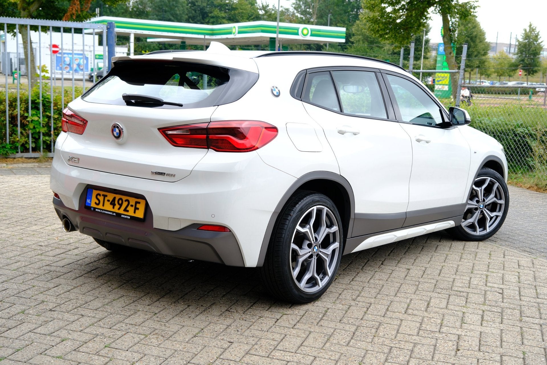 BMW X2 SDrive18i M Sport Aut. Leder|HUD|Sportstoelen|19" LMV, Auto's, X2, Gebruikt, Euro 6, Wit