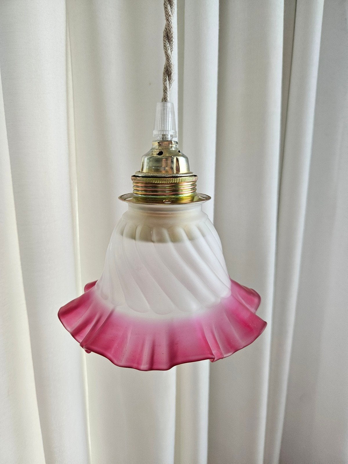 Vintage hanglamp met roze-witte glazen kap | Flower shade, Ophalen of Verzenden, Zo goed als nieuw, Glas, E27 (groot)