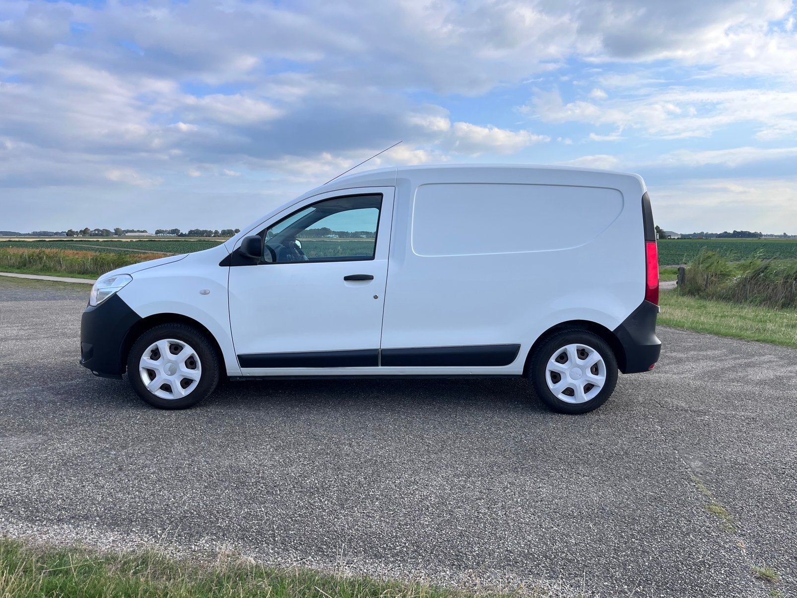 Dacia Dokker Van 1.6 MPI 85pk 2015 Wit, Multifunctioneel stuurwiel, 4 cilinders, Wit, Handgeschakeld