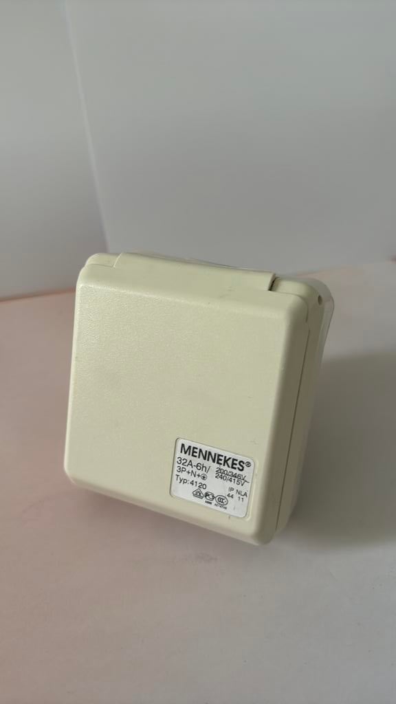 mennekes wandcontactdoos, Ophalen of Verzenden, Zo goed als nieuw, Stopcontact