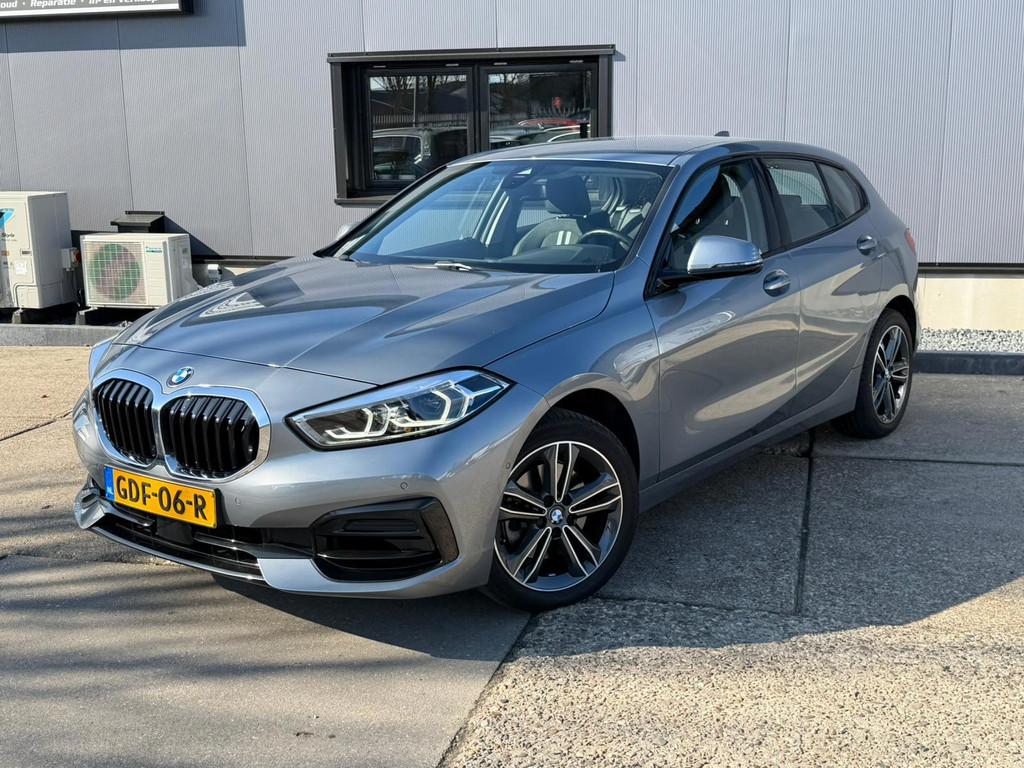 BMW 1-serie 116i / camera / carplay / navigatie skyscraper, Gebruikt, Leder en Stof, Origineel Nederlands, Bedrijf