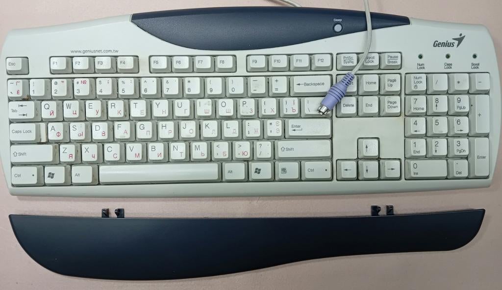 Oude bedrade toetsenborden met Qwerty/ Cyrillische indeling, Computers en Software, Toetsenborden, Gebruikt, Onbekend, Ophalen of Verzenden