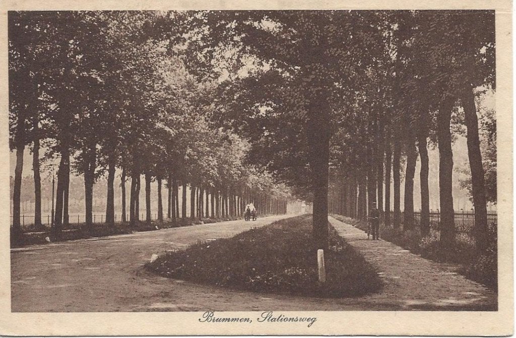 Brummen (Gld.) Stationsweg met Volk, ca. 1925, Ophalen of Verzenden, 1920 tot 1940, Ongelopen, Gelderland