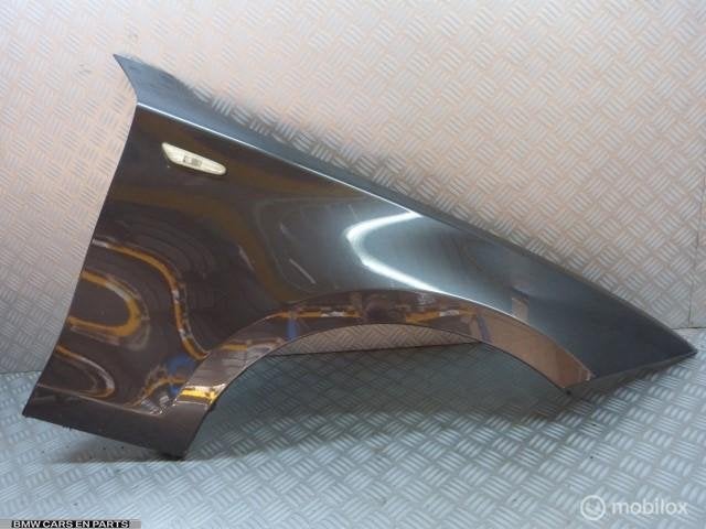Spatbord rechts BMW 1-serie e87 e88 sparkling graphite a22/7, Gebruikt, Ophalen of Verzenden, BMW, BMW