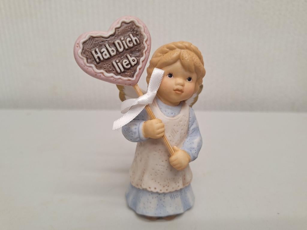 Goebel beeldje engel met hartje 'Hab Dich Lieb', Verzamelen, Beelden en Beeldjes, Ophalen of Verzenden, Zo goed als nieuw, Mens