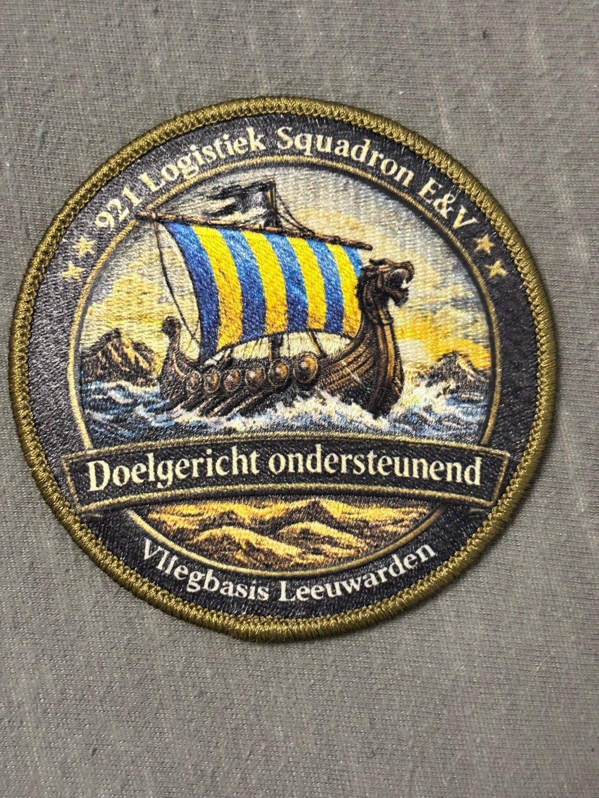 Bijzondere embleem 921 logistiek SQN vliegbasis Leeuwarden, Verzamelen, Verzenden, Luchtmacht, Nederland, Embleem of Badge