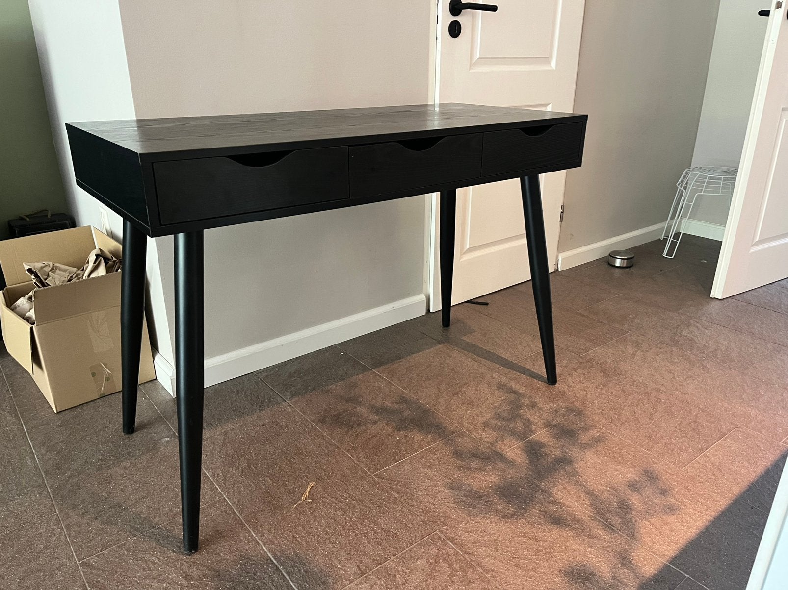 Leen Bakker bureau / sidetable zwart met 3 lades, 100 tot 150 cm, Ophalen of Verzenden, Zo goed als nieuw, 25 tot 50 cm