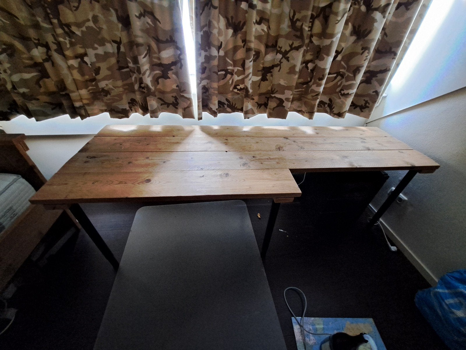 Steigerhouten bureau,  220 lang, 6 zwarte verstelbare poten, Ophalen, Gebruikt, In hoogte verstelbaar, Hout