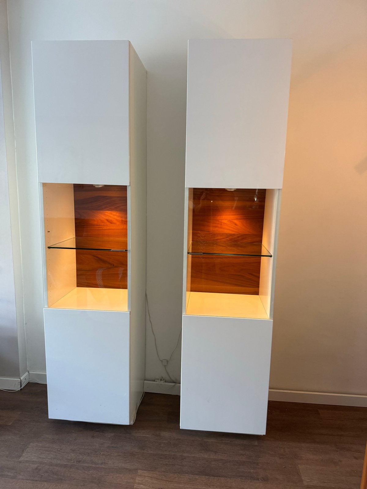 Set van 2 witte vitrinekasten met verlichting, Ophalen, Minder dan 50 cm, Gebruikt, 200 cm of meer