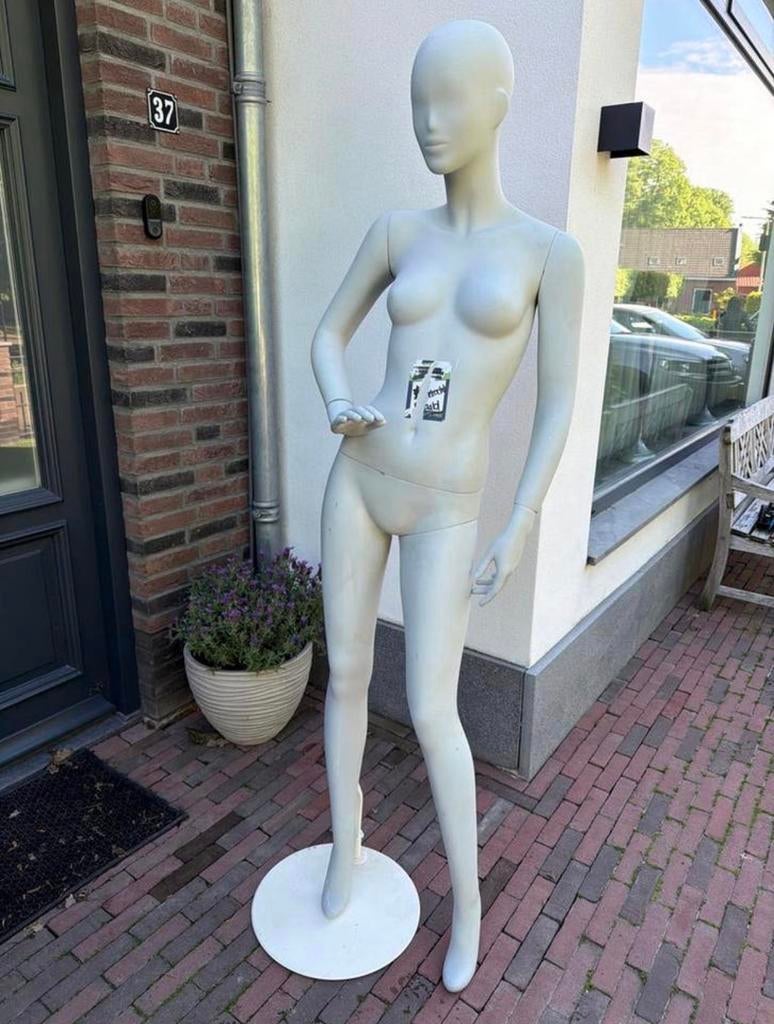 2 Dames Paspoppen: 1 met voet, 1 zonder voet, Ophalen, Gebruikt