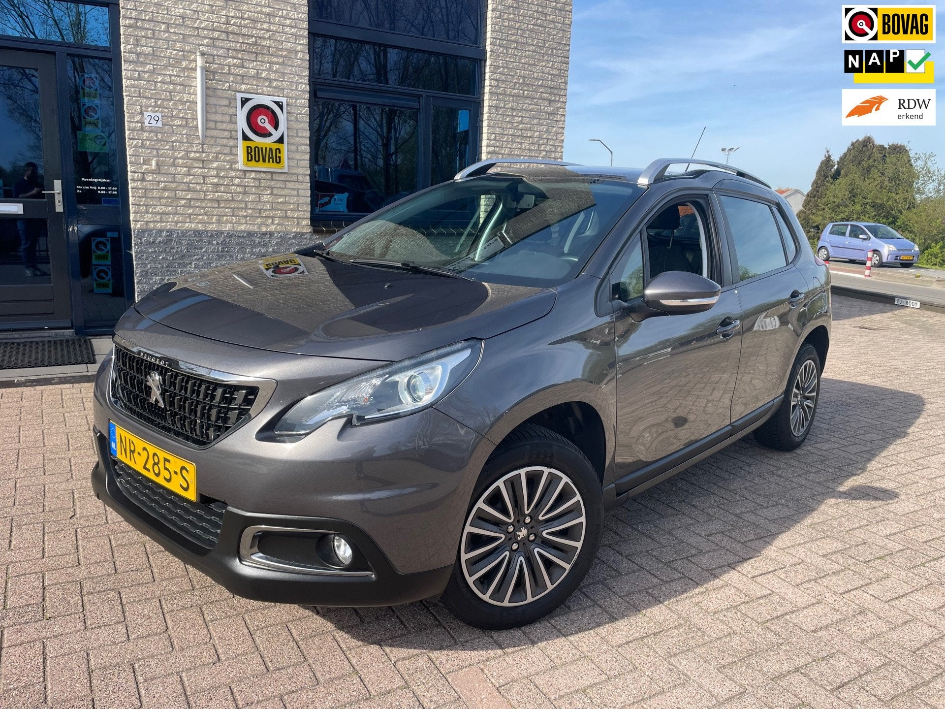 Peugeot 2008 1.2 PureTech-CARPLAY-PANODAK-Trekhaak, Voorwielaandrijving, Euro 6, Origineel Nederlands, Bedrijf