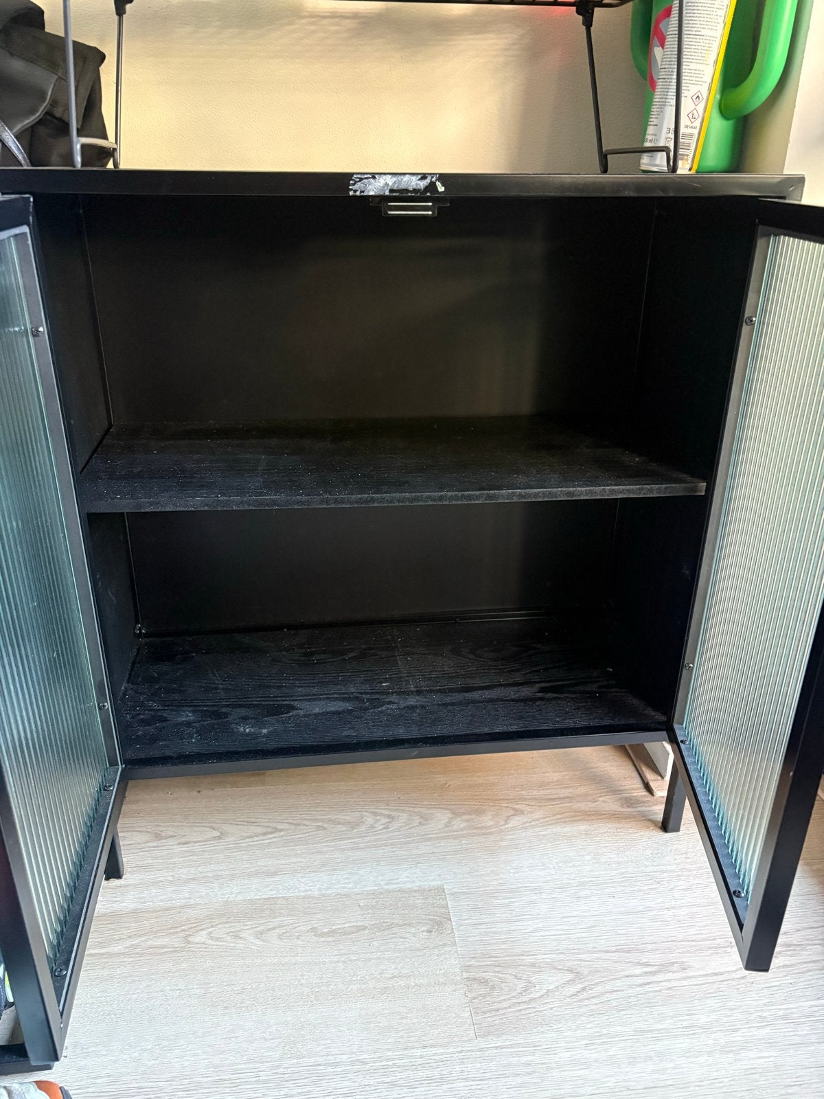 Zwart metalen kastje met geribbeld glas, Ophalen, Zo goed als nieuw