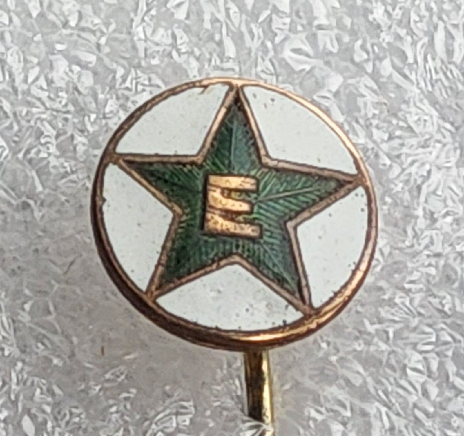 Emaille Speldje Esperanto Ster met 'E', Ophalen of Verzenden, Gebruikt, Overige onderwerpen, Speldje of Pin