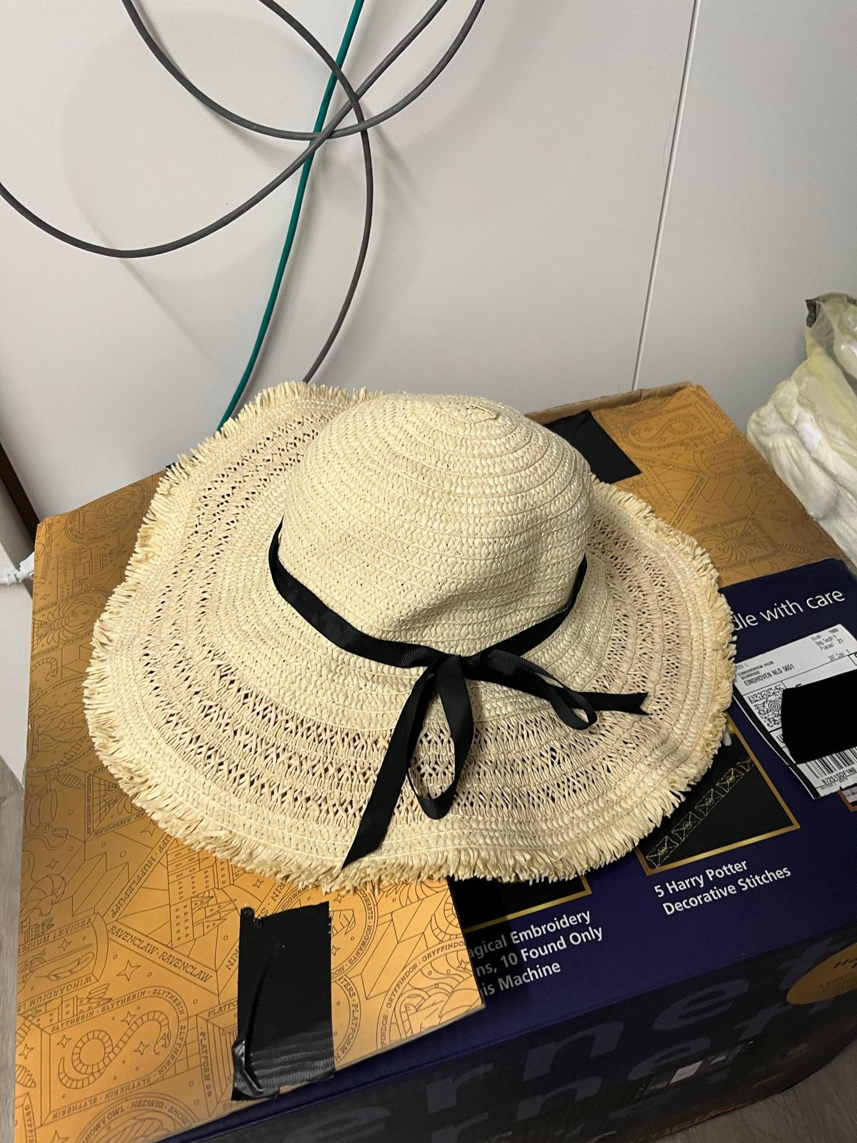 Strohoed met zwarte lint - Zomerse dameshoed, Ophalen, Zo goed als nieuw, One size fits all, Hoed