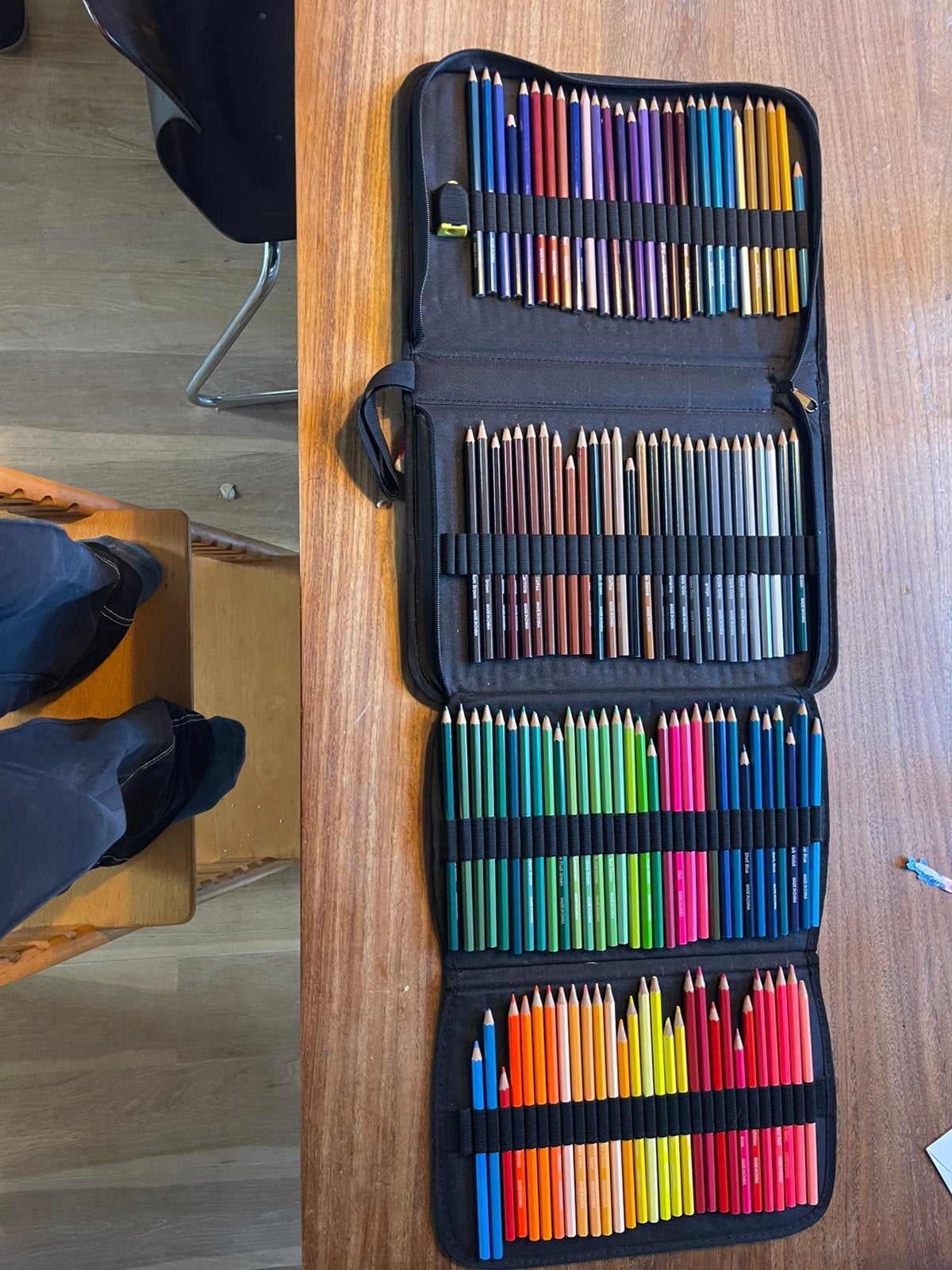 Tekenset met bijna 100 potloden en puntenslijper, Ophalen of Verzenden, Gebruikt, Potlood of Stift