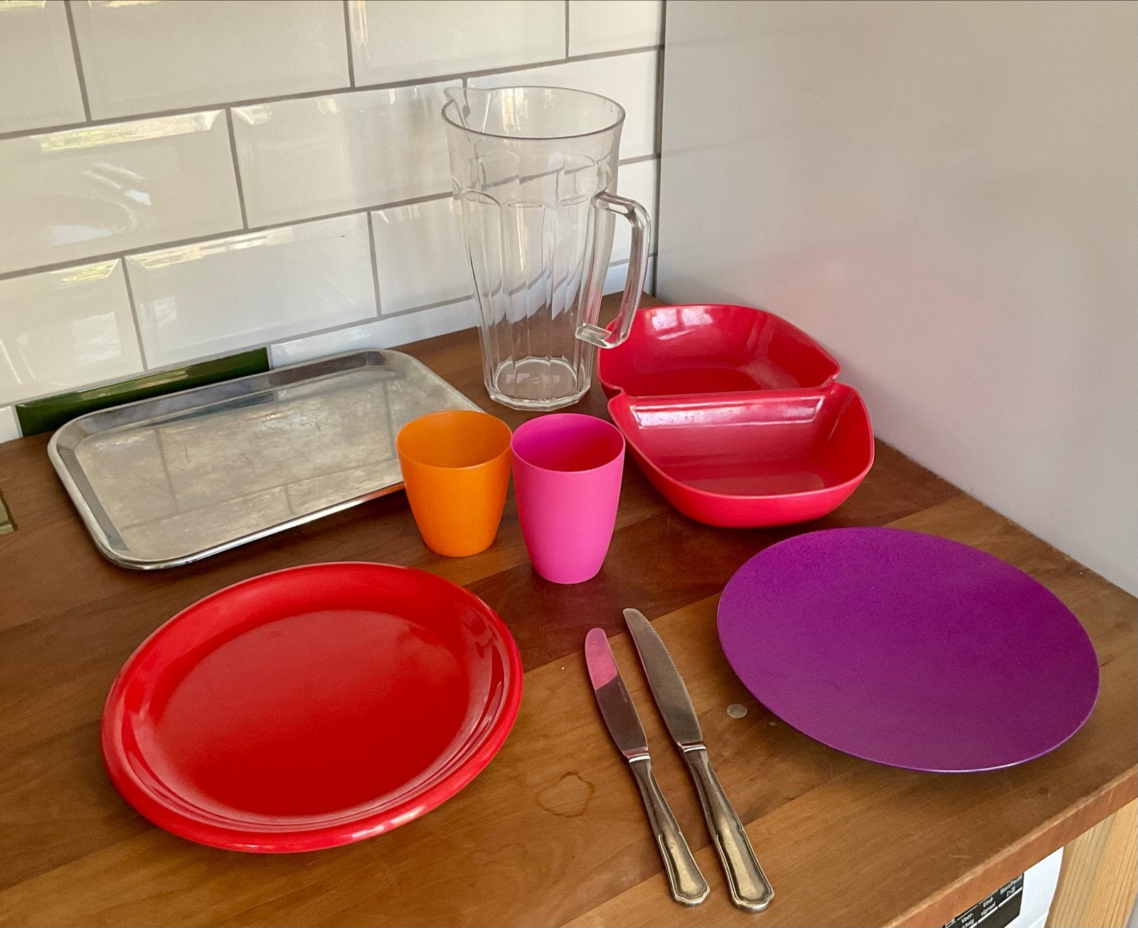 plastic servies en rvs messen (+-100 stuks), Ophalen, Kunststof, Gebruikt, Bord(en)