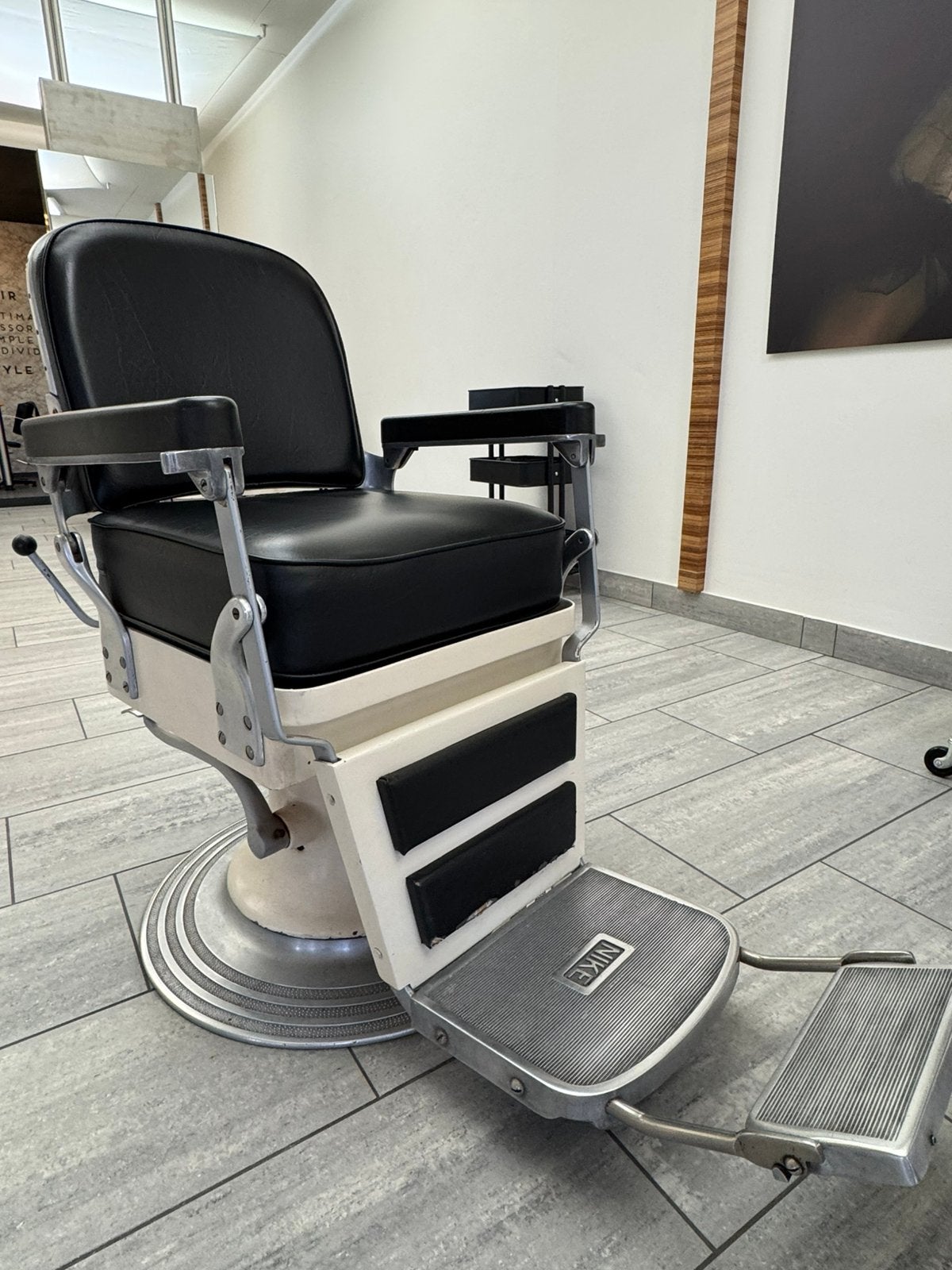 Te koop: Originele oude gerestaureerde NIKE Kappersstoelen