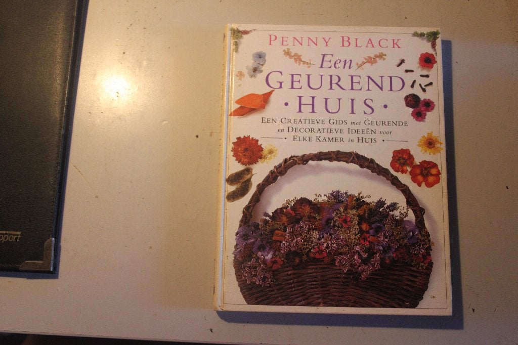 502a - 2 boeken - penny black - een geurend huis / boek - su, Ophalen of Verzenden, Gelezen, Interieur en Design