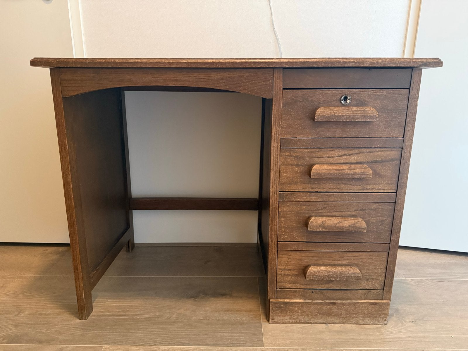 Vintage houten bureau met lades (sleutel ontbreekt), Huis en Inrichting, Ophalen, Overige typen, Gebruikt, 50 cm