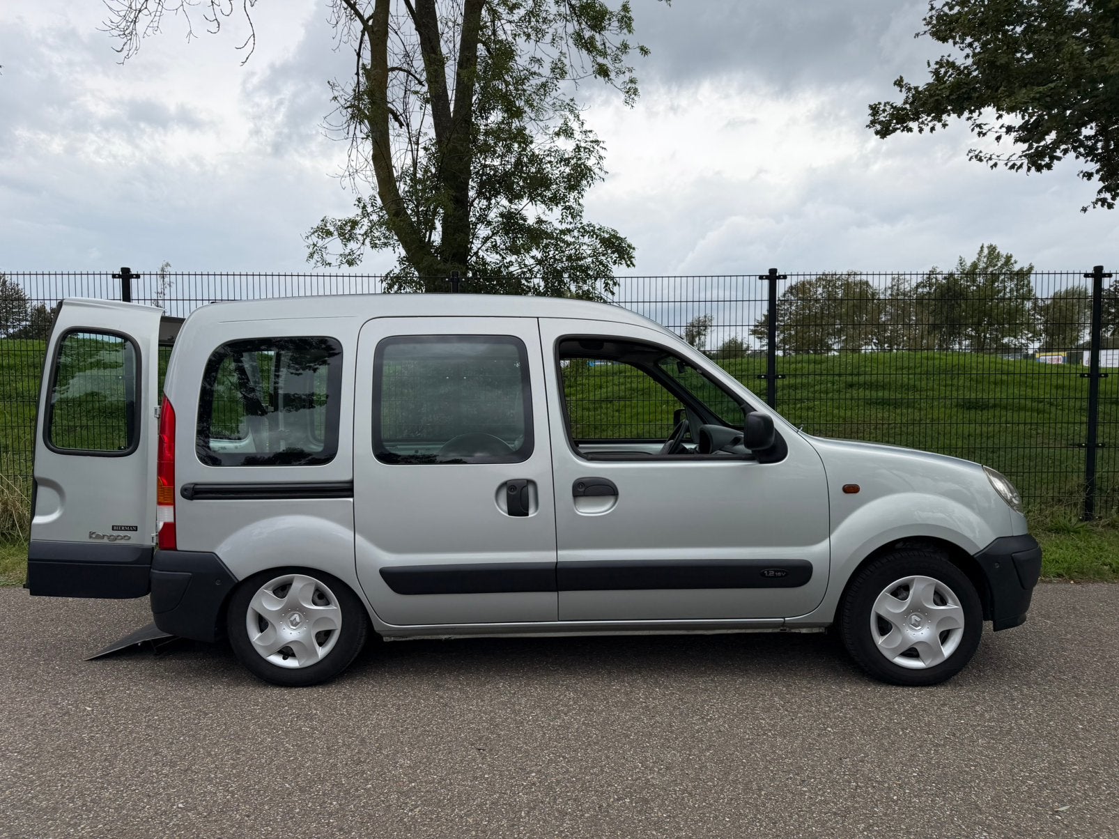 Renault Kangoo 1.2 Rolstoelauto / Invalide auto Historie, Voorwielaandrijving, Stof, Handgeschakeld, Particulier