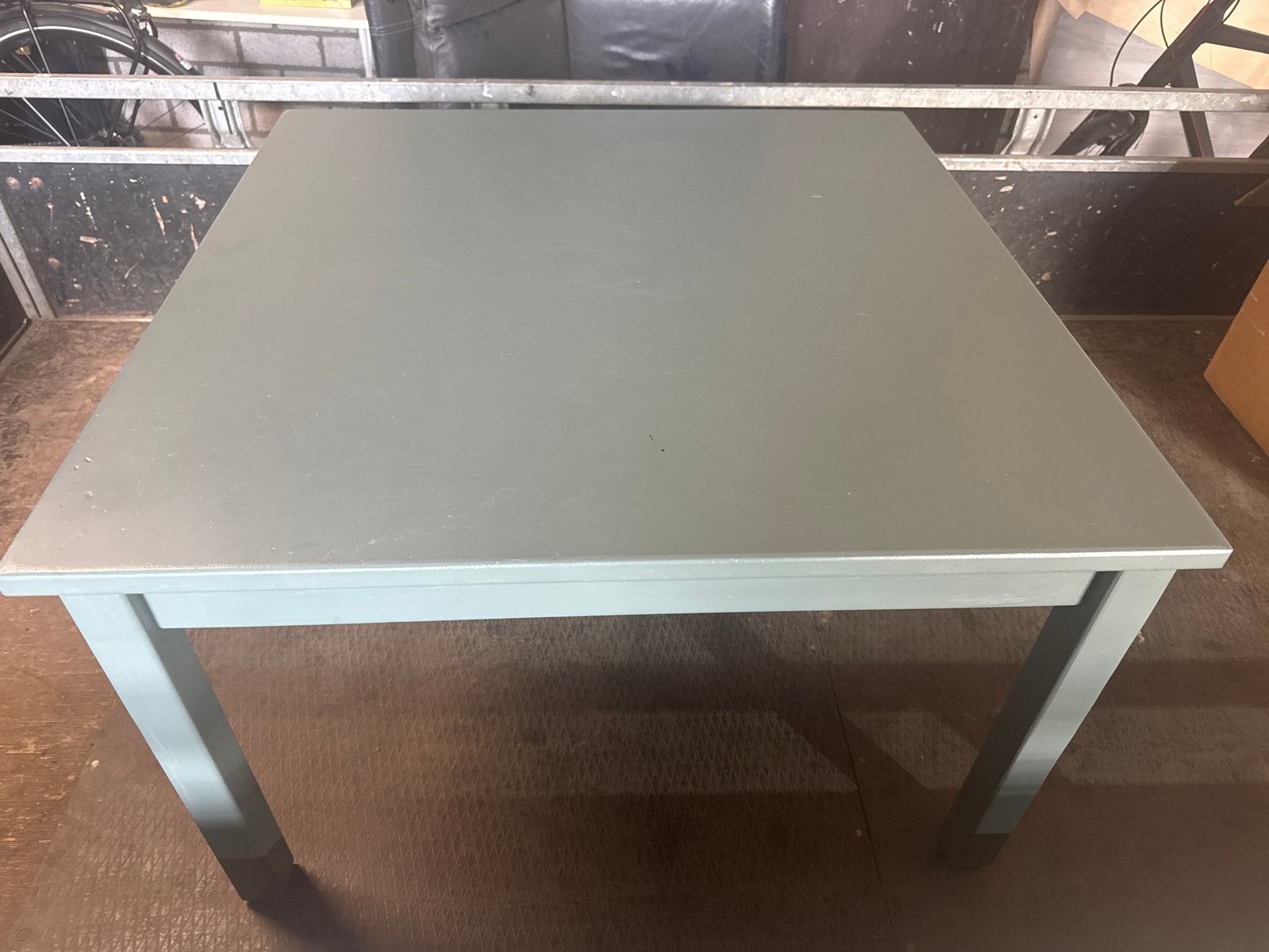 Stevige vierkante tafel - Grijsgroen 75 x 75 x 47 cm, Huis en Inrichting, Ophalen, Gebruikt, Vierkant, Tot twee personen