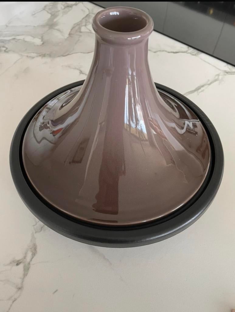 Le Creuset Tajine Taupe 27 cm, Huis en Inrichting, Ophalen of Verzenden, Zo goed als nieuw, Gietijzer, Koekenpan of Braadpan