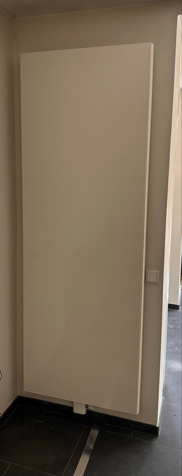 Moderne verticale radiator - goede staat, Doe-het-zelf en Verbouw, Verwarming en Radiatoren, Ophalen, Gebruikt, Radiator, 60 tot 150 cm