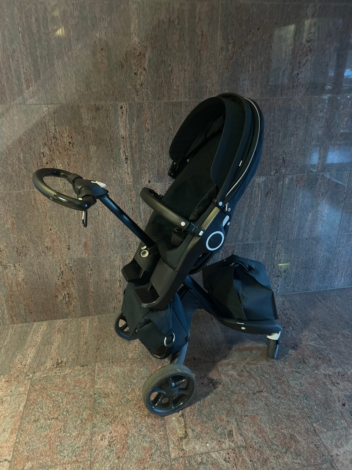 Stokke V6 black, Kinderen en Baby's, Buggy's, Ophalen, Zo goed als nieuw, Overige merken, Regenhoes
