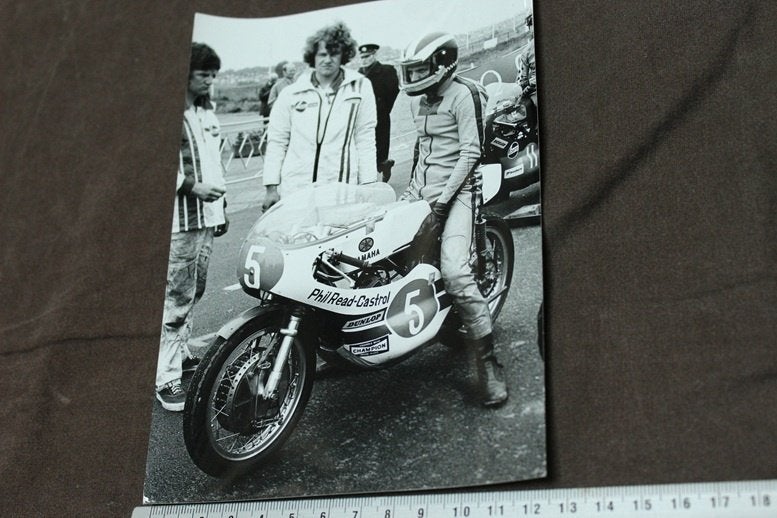foto Phil Read op Yamaha racer 1973 start TT Assen, Ophalen of Verzenden, Gelezen