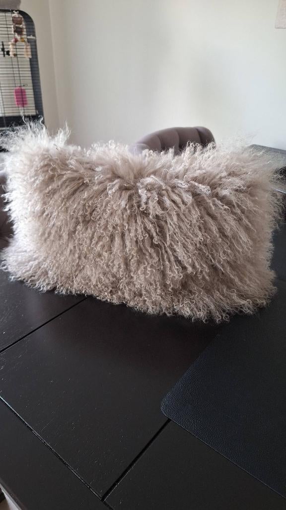 Vachtkussen van Tibetaans schapenvacht sandkleur, Huis en Inrichting, Woonaccessoires | Kussens, Ophalen, Zo goed als nieuw, Beige