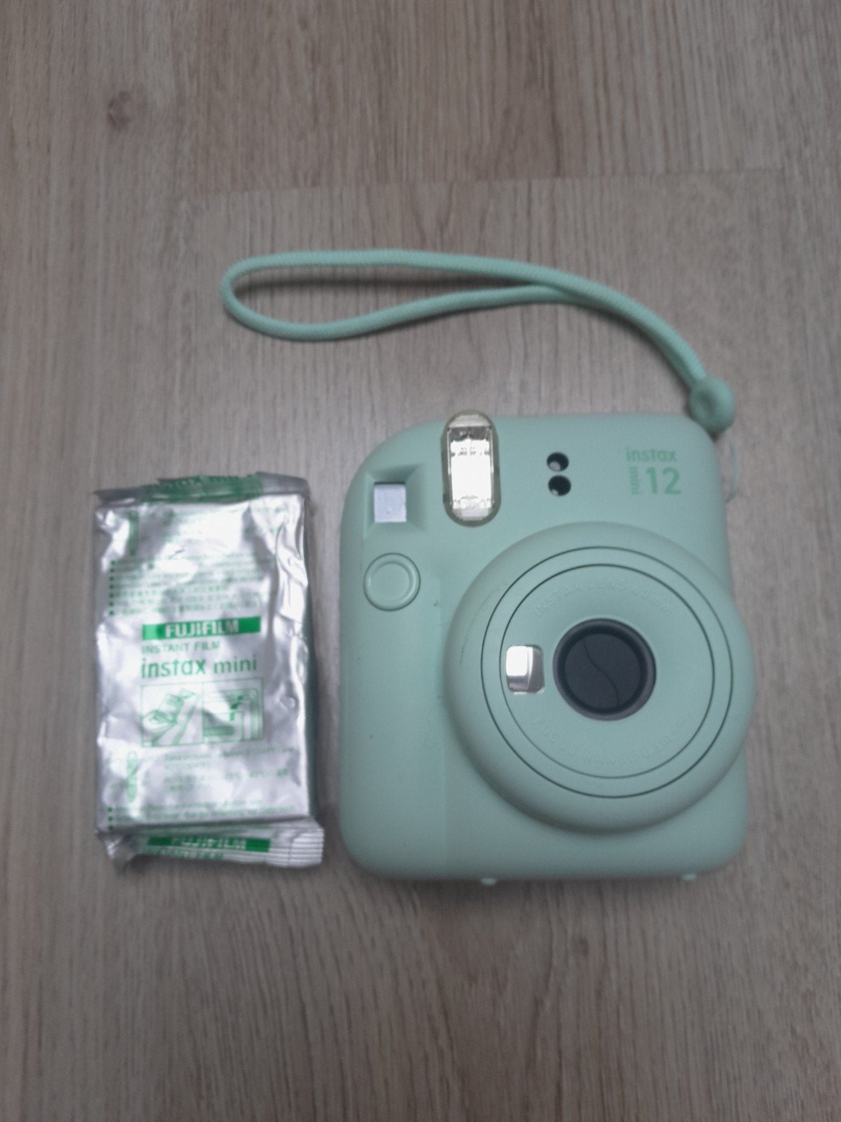 Instax Mini 12 Instant Camera + 10 foto's, Audio, Tv en Foto, Fotocamera's Digitaal, Ingebouwde flitser, Instant camera, Ophalen of Verzenden