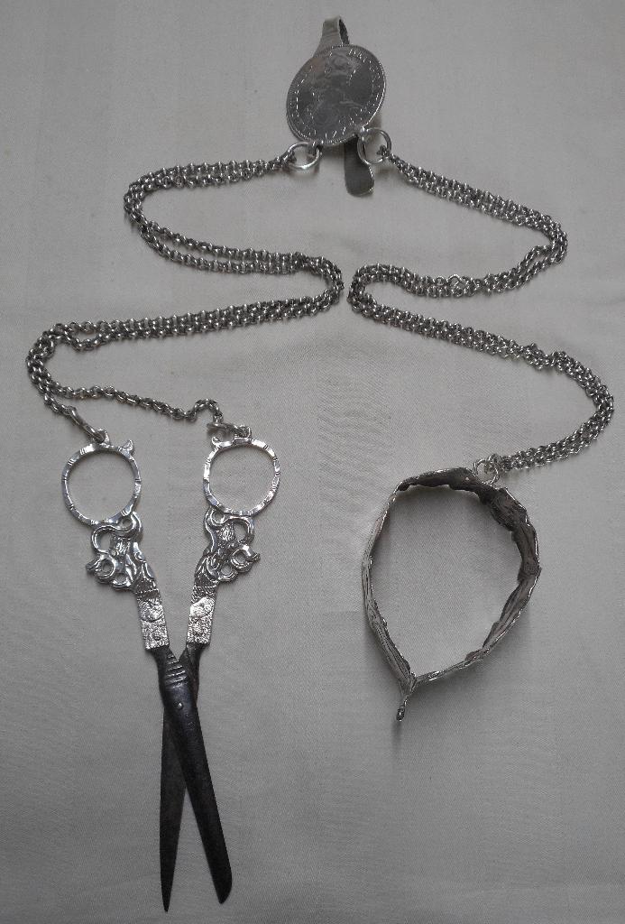 Antieke zilveren Chatelaine met Schaar en Rokhaak nr.1701