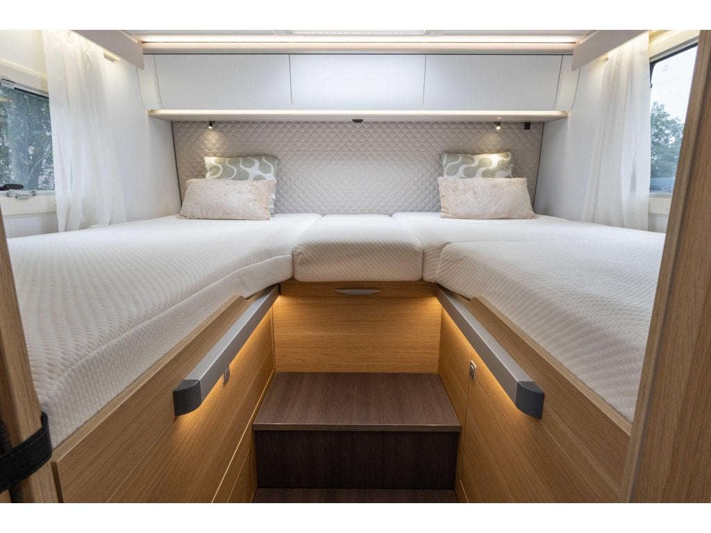 Adria Matrix Plus 670 DL 2025 8Trap aut. Enk. bed Face2Face, Caravans en Kamperen, Automaat, Fiat, Luifel, 7 tot 8 meter