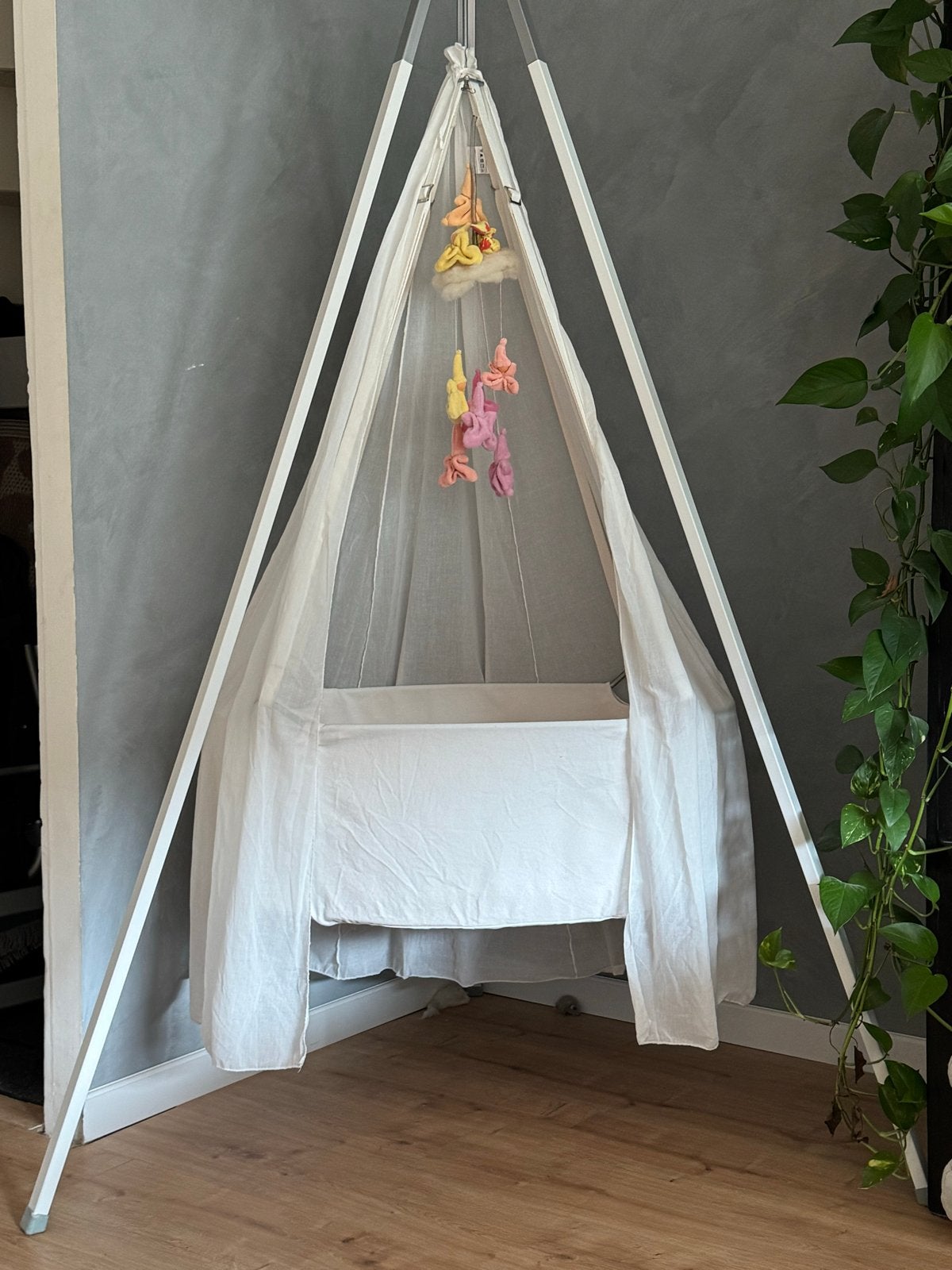 Leander Wieg met standaard en matras en topper, Ophalen, Zo goed als nieuw, Wieg