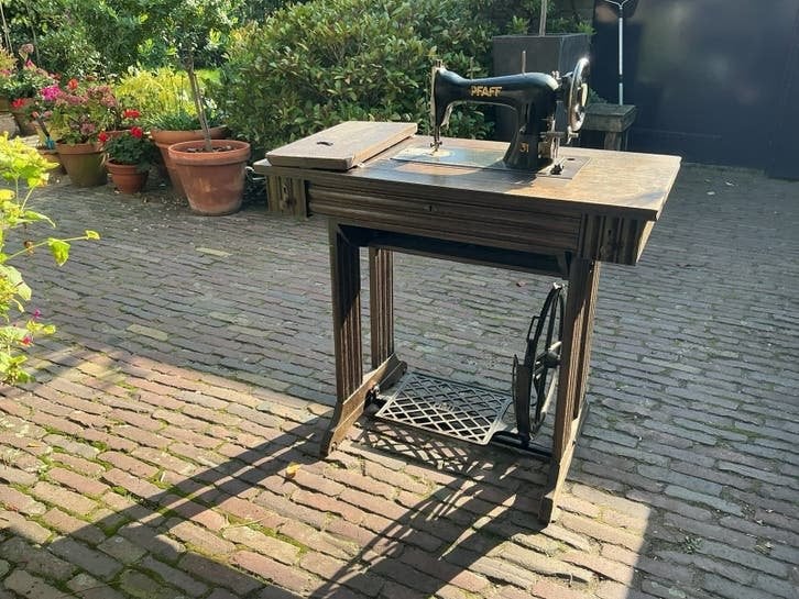 Antieke naaimachine PFAFF 31, Ophalen