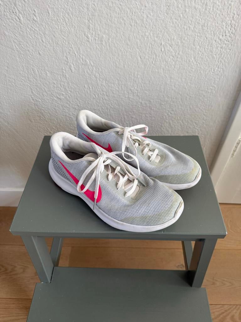 Nike Flex sneakers - Grijs met roze accenten maat 39, Ophalen of Verzenden, Zo goed als nieuw, Grijs, Sneakers of Gympen