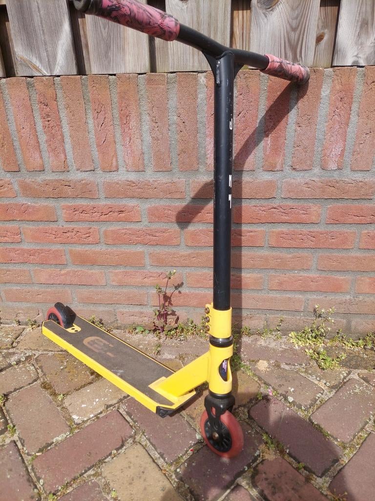 Slamm Tantrum V9 Stuntstep - Geel/Zwart met Rode Wielen, Ophalen, Gebruikt, Gewone step, Slamm