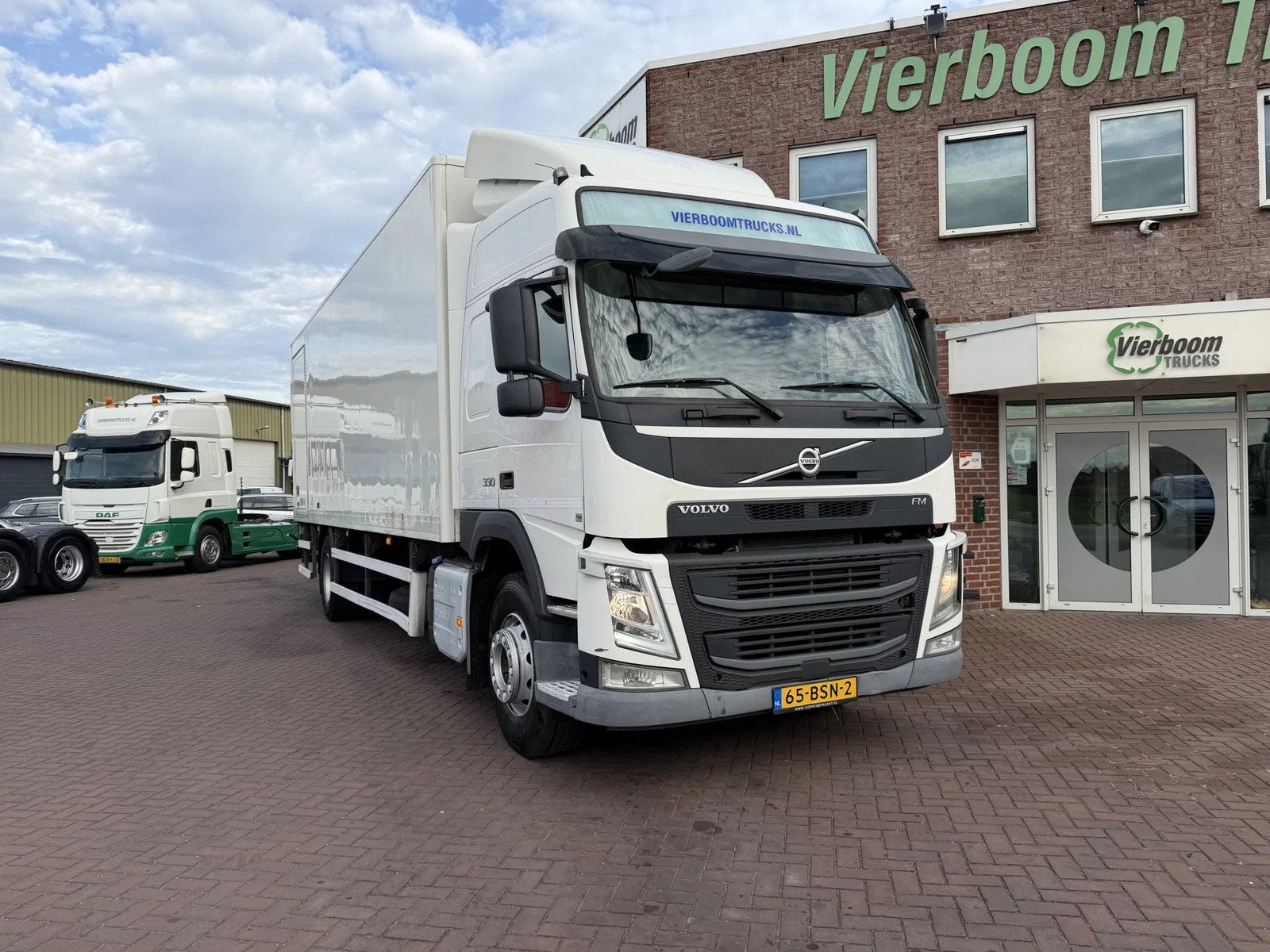 Volvo FM FM330 4X2 Globbetroter / Koffer mit LBW (bj 2014), Automaat, Achterwielaandrijving, Euro 6, Bedrijf