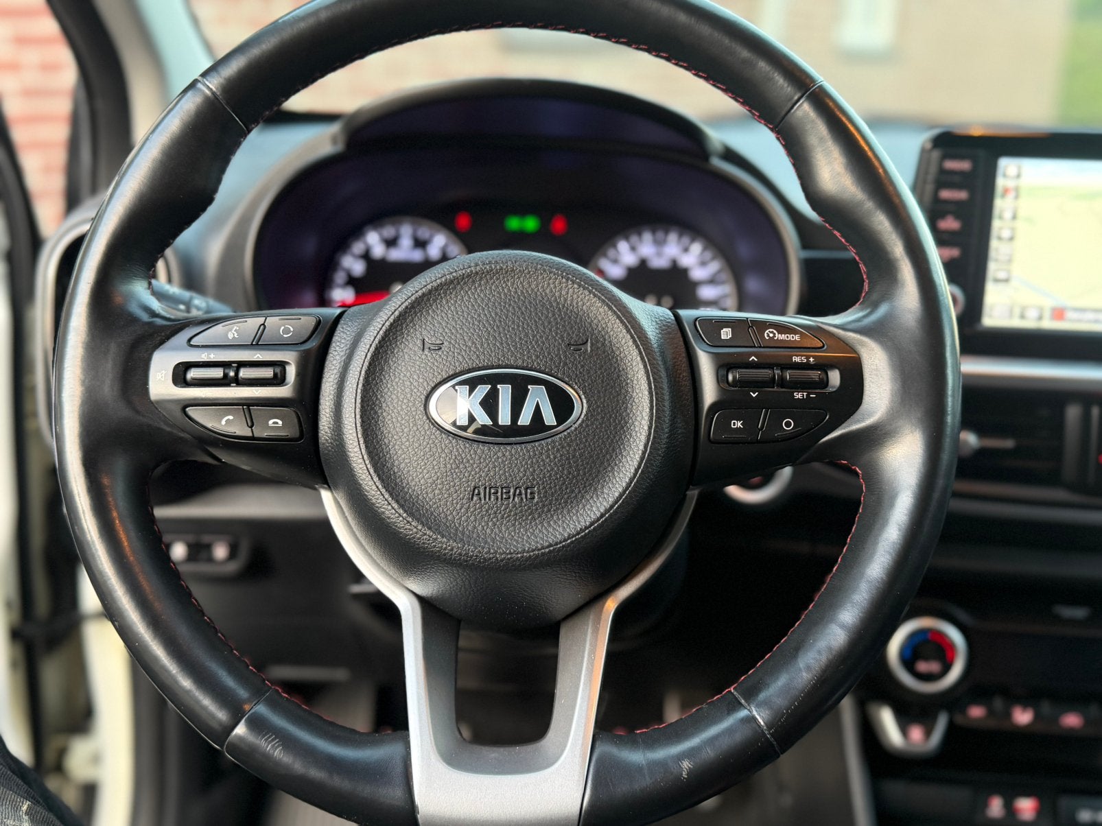 Foto 10 van Kia Picanto gt line 1.2 Cvvt 84pk 5-zits 2017 Wit