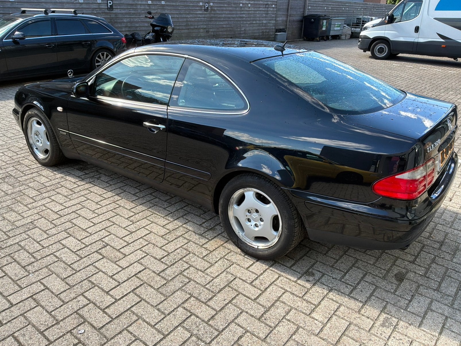 Te koop mercedes 320CLK schuurvondst. 1999 nw automaat., Automaat, Zwart, Zwart, Leder
