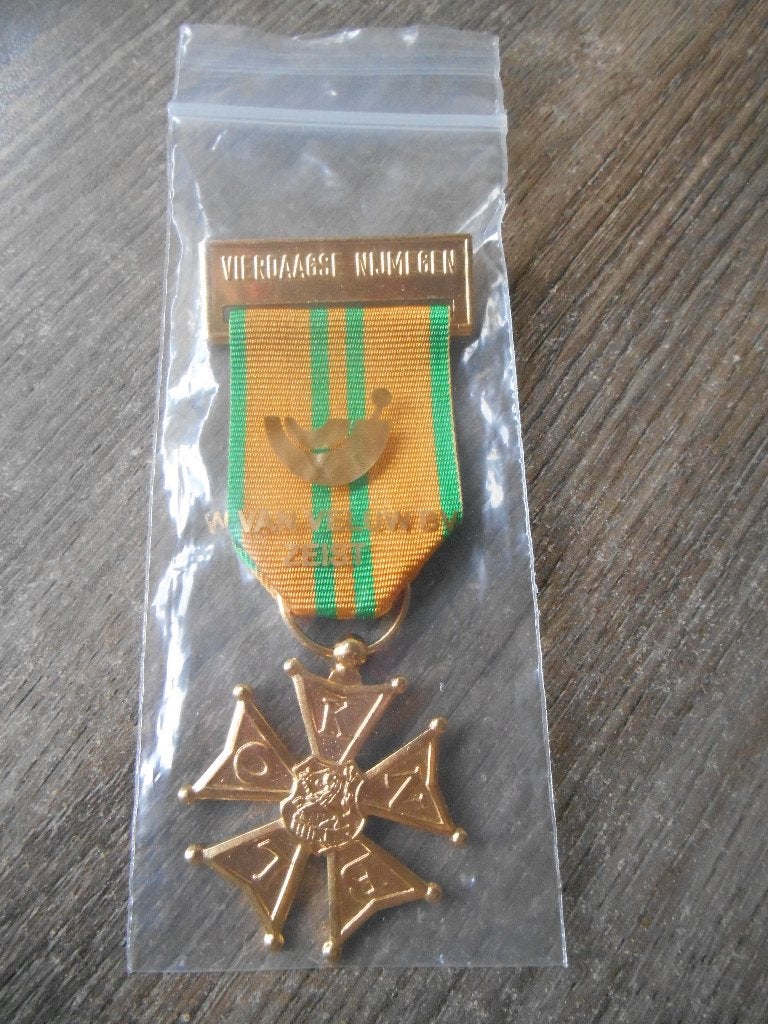 Medaille Vierdaagse Nijmegen voor de 1ste keer, Verzamelen, Ophalen of Verzenden, Landmacht, Nederland, Lintje, Medaille of Wings